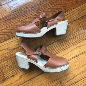 Wood heel leather t-strap clogs